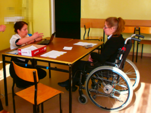 uczennica z orzeczoną niepełnosprawnością ruchową na maturze 2013
